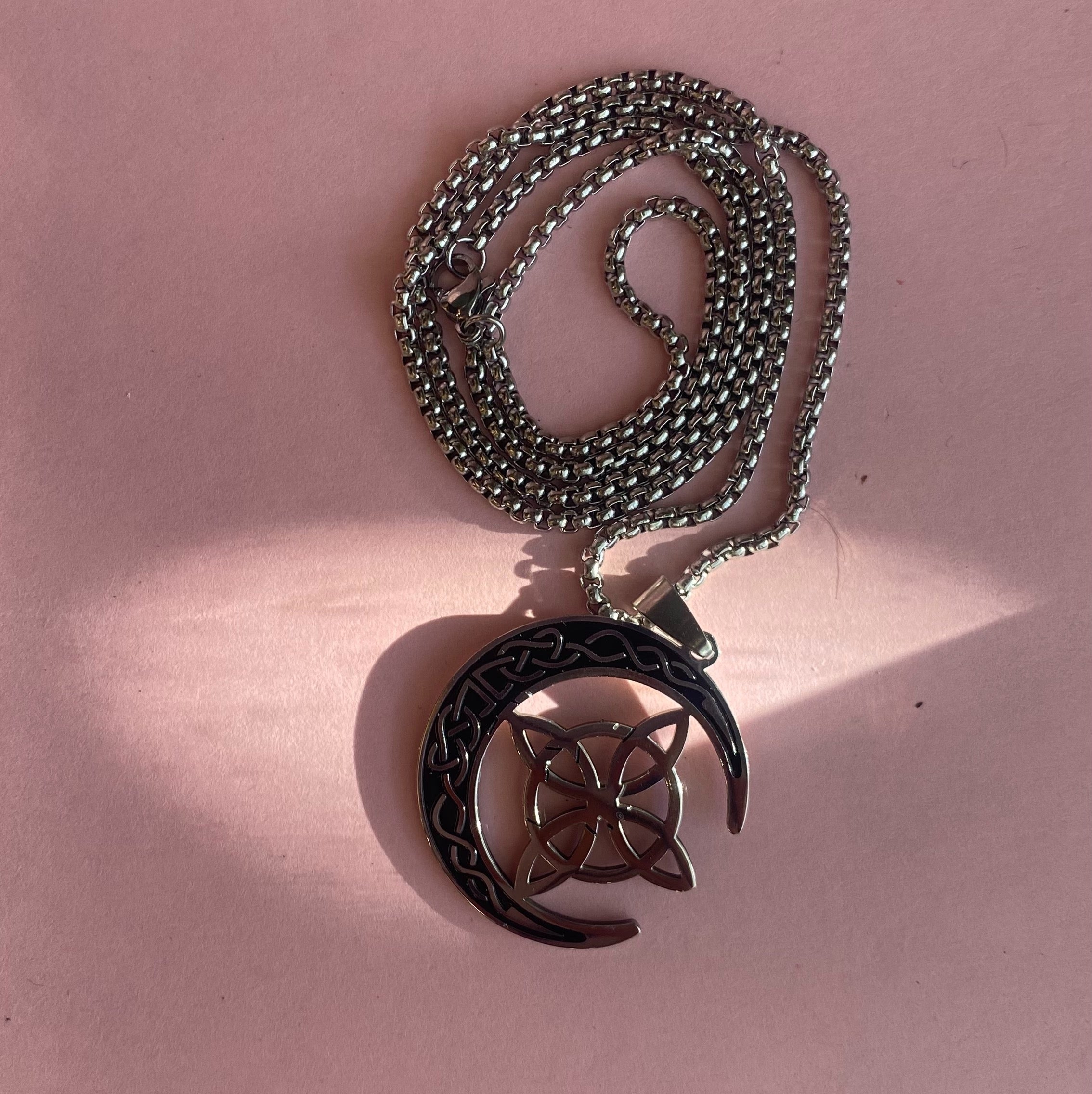 Collar nudo de bruja