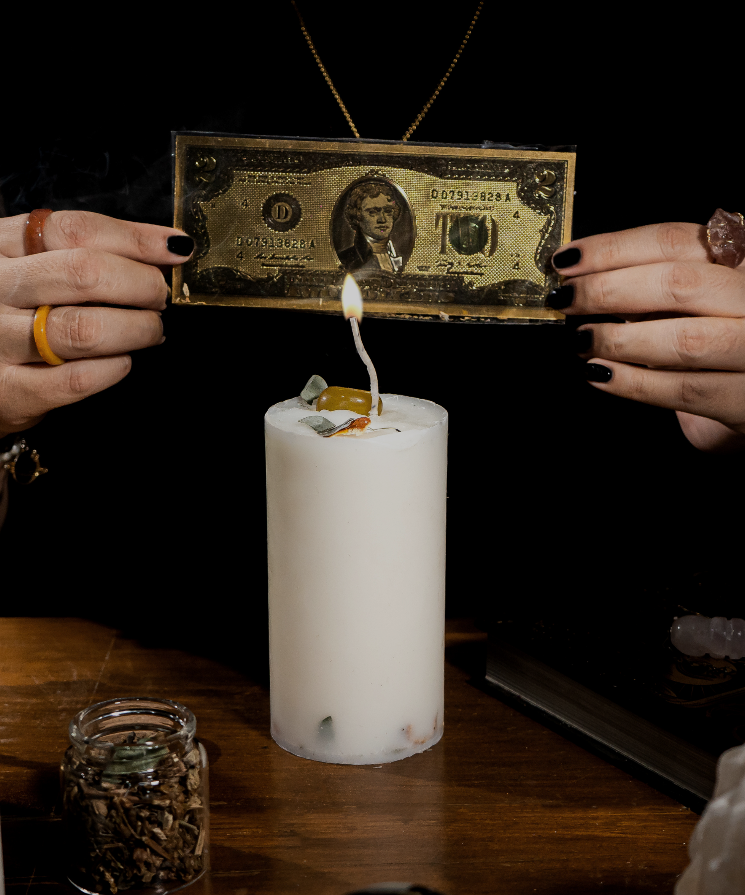 Los billetes dorados de la fortuna: cuando el dinero también se amarra